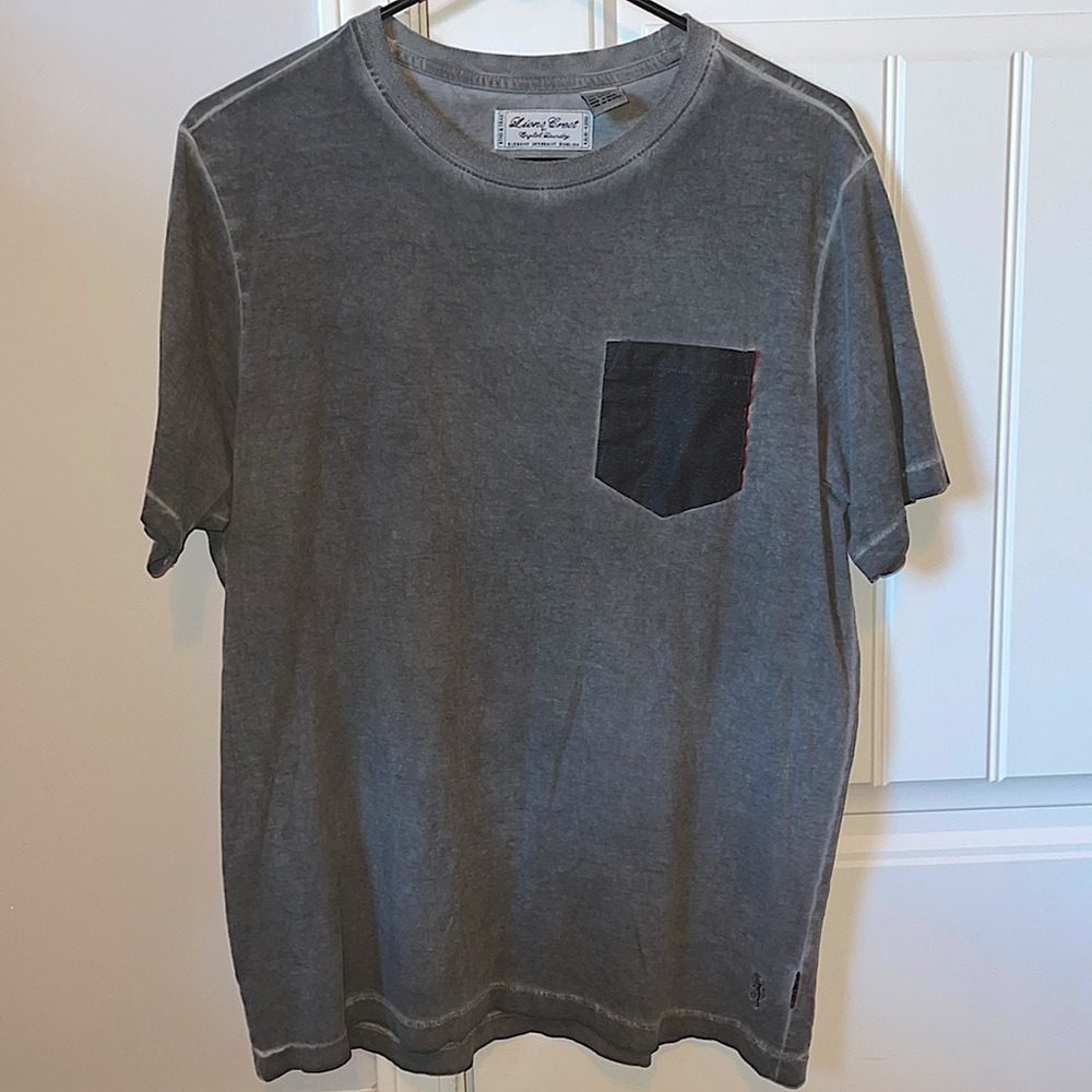 Men’s Medium Lions Crest Pocketed Tee
